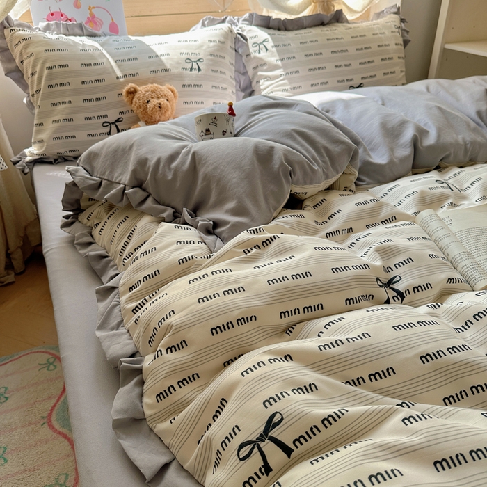 91家纺网 家纺一手货源 找家纺 韩巢家纺 2025新款针织双层纱花边款被套直播热销款四件套学生宿舍床单三件套-（提供卖家秀） 敏敏灰