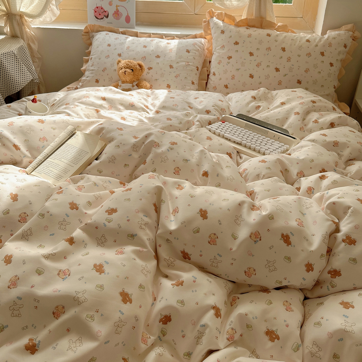 91家纺网 家纺一手货源 找家纺 韩巢家纺 2025新款针织双层纱花边款被套直播热销款四件套学生宿舍床单三件套-（提供卖家秀） 奶油狗