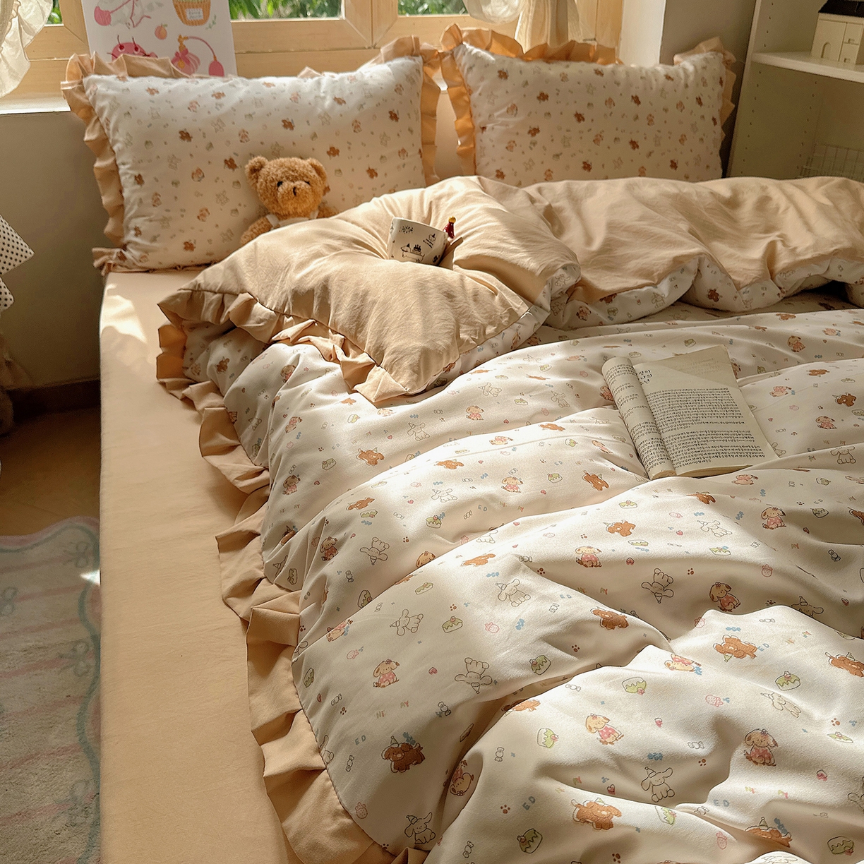 91家纺网 家纺一手货源 找家纺 韩巢家纺 2025新款针织双层纱花边款被套直播热销款四件套学生宿舍床单三件套-（提供卖家秀） 奶油狗