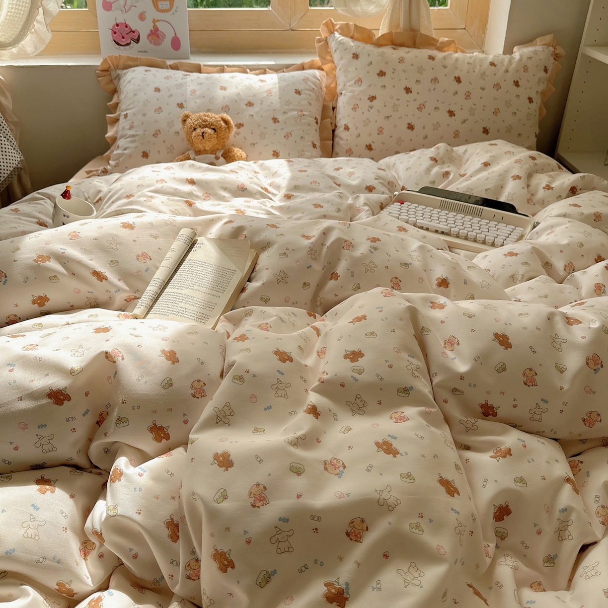 91家纺网 家纺一手货源 找家纺 韩巢家纺 2025新款针织双层纱花边款被套直播热销款四件套学生宿舍床单三件套-（提供卖家秀） 奶油狗