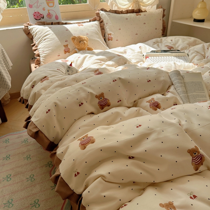 91家纺网 家纺一手货源 找家纺 韩巢家纺 2025新款针织双层纱花边款被套直播热销款四件套学生宿舍床单三件套-（提供卖家秀） 叮当熊