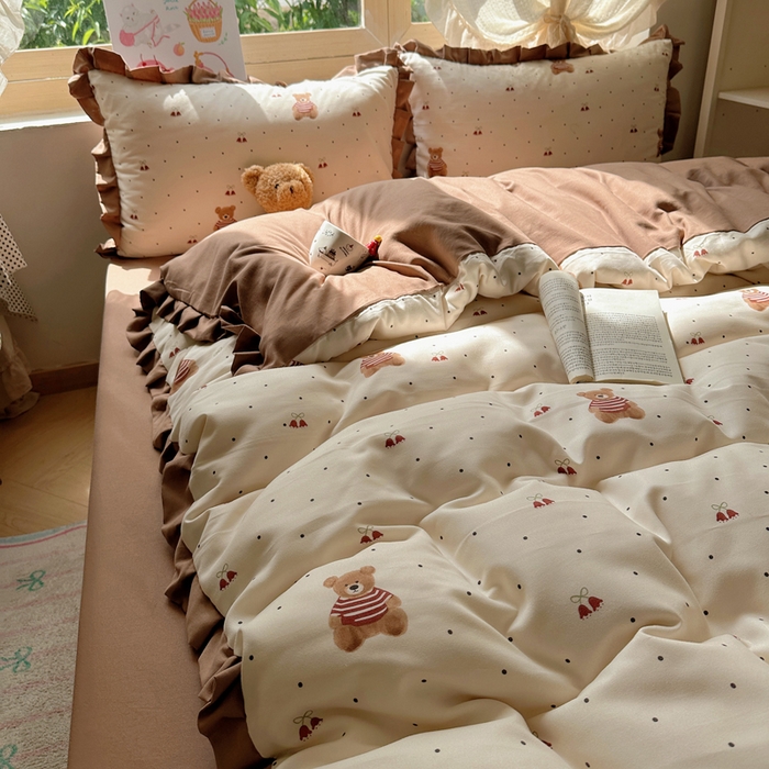 91家纺网 家纺一手货源 找家纺 韩巢家纺 2025新款针织双层纱花边款被套直播热销款四件套学生宿舍床单三件套-（提供卖家秀） 叮当熊