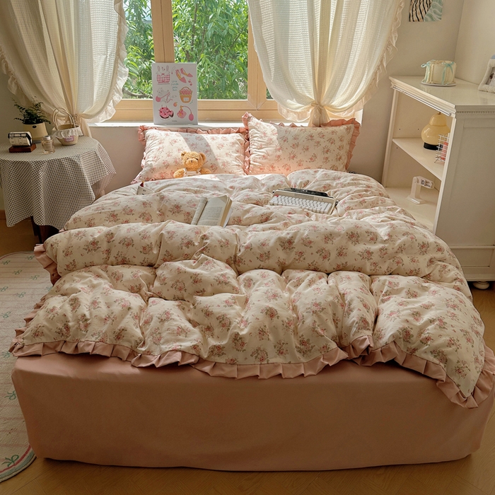 91家纺网 家纺一手货源 找家纺 韩巢家纺 2025新款针织双层纱花边款被套直播热销款四件套学生宿舍床单三件套-（提供卖家秀） 春和米