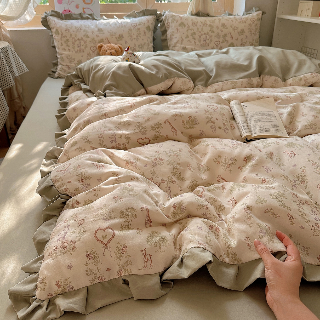 91家纺网 家纺一手货源 找家纺 韩巢家纺 2025新款针织双层纱花边款被套直播热销款四件套学生宿舍床单三件套-（提供卖家秀） 魔法森林