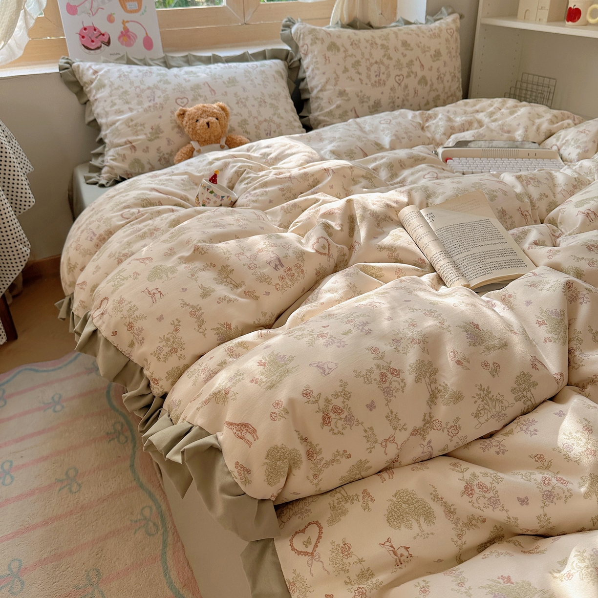 91家纺网 家纺一手货源 找家纺 韩巢家纺 2025新款针织双层纱花边款被套直播热销款四件套学生宿舍床单三件套-（提供卖家秀） 魔法森林