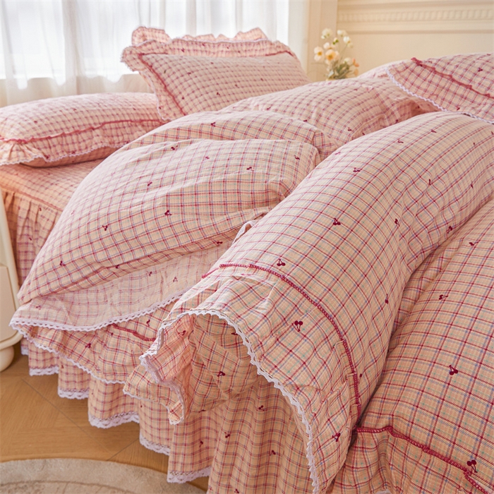 91家纺网 家纺一手货源 找家纺 缦彩 2025新款全棉纯棉夹棉公主风花边床裙四件套 卡曼-粉