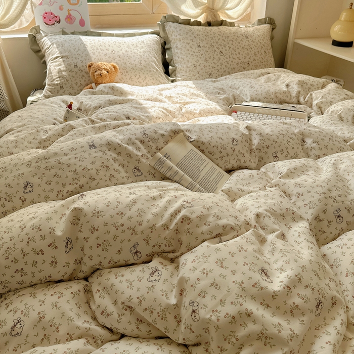 91家纺网 家纺一手货源 找家纺 韩巢家纺 2025新款针织双层纱花边款被套直播热销款四件套学生宿舍床单三件套-（提供卖家秀） 花田薇