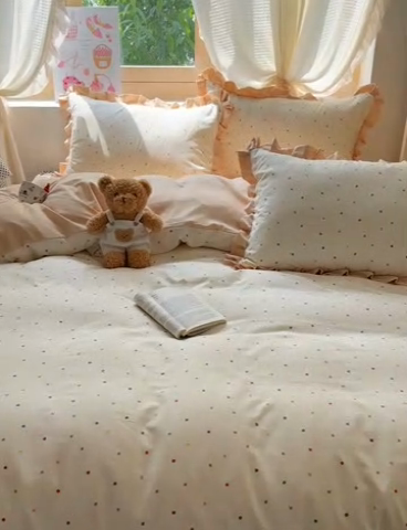 91家纺网 家纺一手货源 找家纺 韩巢家纺 2025新款针织双层纱花边款被套直播热销款四件套学生宿舍床单三件套-（提供卖家秀） 奶油波点米