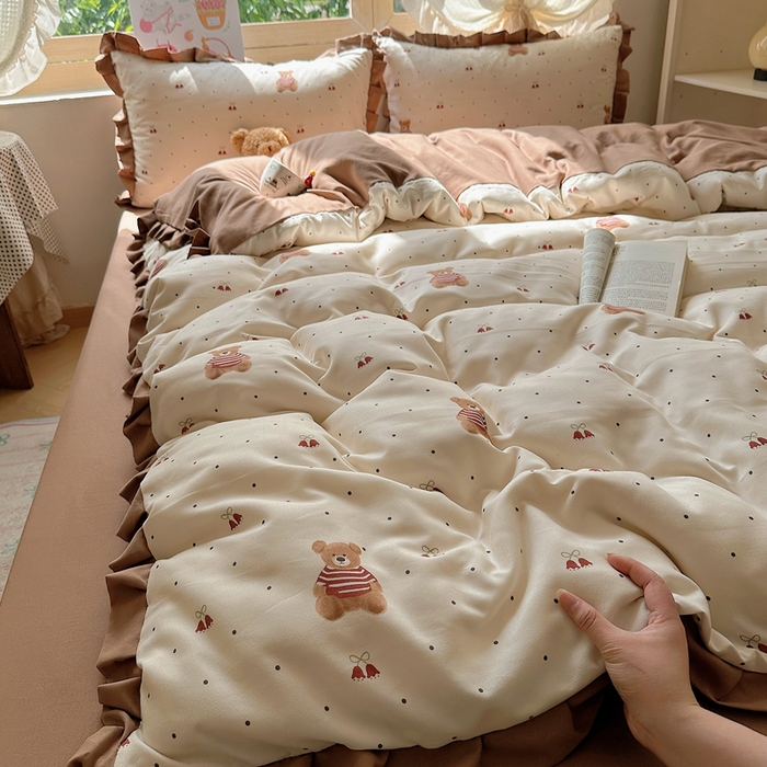 91家纺网 家纺一手货源 找家纺 韩巢家纺 2025新款针织双层纱花边款被套直播热销款四件套学生宿舍床单三件套-（提供卖家秀） 叮当熊