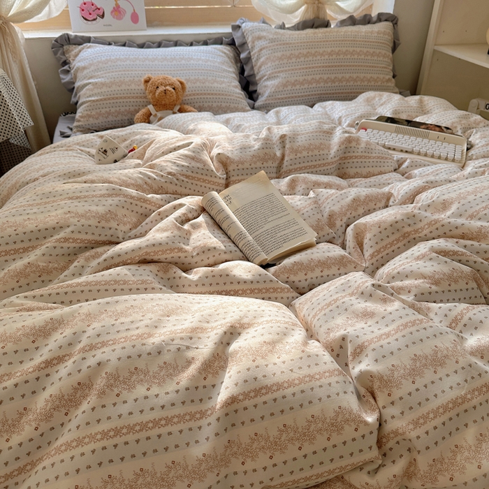 91家纺网 家纺一手货源 找家纺 韩巢家纺 2025新款针织双层纱花边款被套直播热销款四件套学生宿舍床单三件套-（提供卖家秀） 木昔