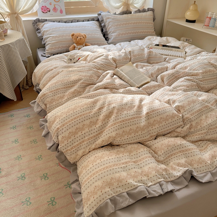 91家纺网 家纺一手货源 找家纺 韩巢家纺 2025新款针织双层纱花边款被套直播热销款四件套学生宿舍床单三件套-（提供卖家秀） 木昔