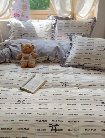 91家纺网 家纺一手货源 找家纺 韩巢家纺 2025新款针织双层纱花边款被套直播热销款四件套学生宿舍床单三件套-（提供卖家秀） 敏敏灰