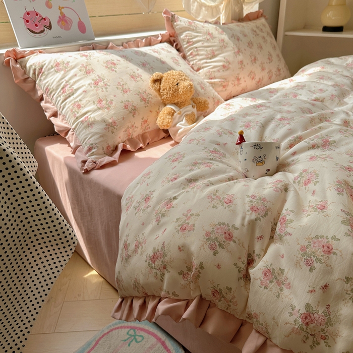 91家纺网 家纺一手货源 找家纺 韩巢家纺 2025新款针织双层纱花边款被套直播热销款四件套学生宿舍床单三件套-（提供卖家秀） 春和米