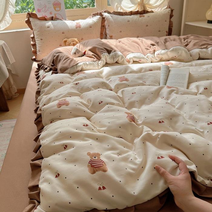 91家纺网 家纺一手货源 找家纺 韩巢家纺 2025新款针织双层纱花边款被套直播热销款四件套学生宿舍床单三件套-（提供卖家秀） 叮当熊