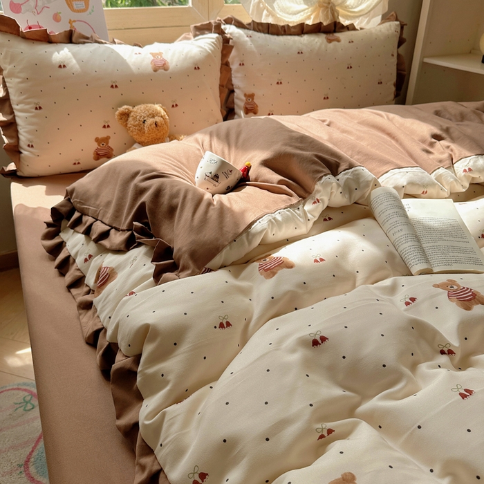 91家纺网 家纺一手货源 找家纺 韩巢家纺 2025新款针织双层纱花边款被套直播热销款四件套学生宿舍床单三件套-（提供卖家秀） 叮当熊