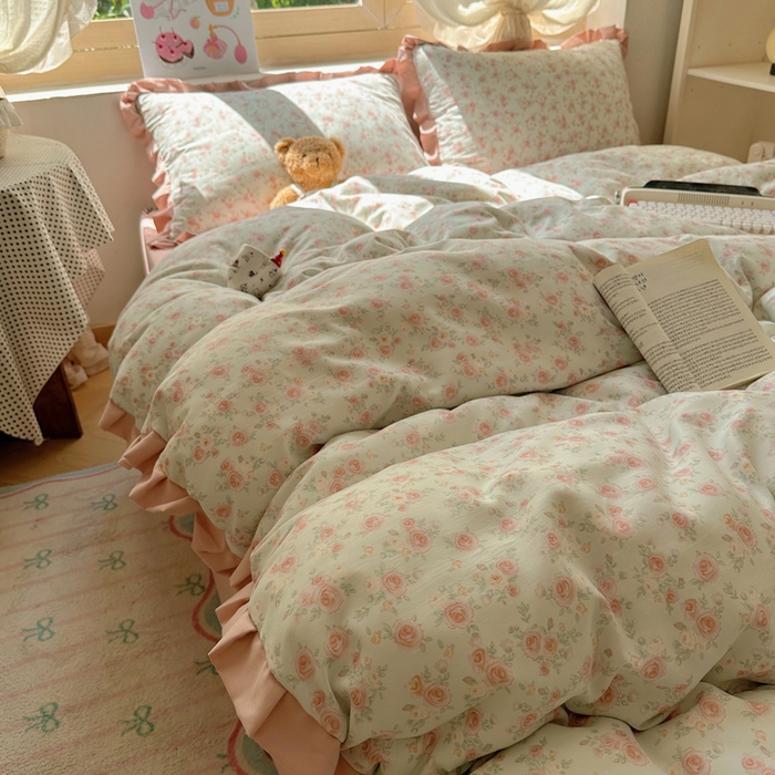 91家纺网 家纺一手货源 找家纺 韩巢家纺 2025新款针织双层纱花边款被套直播热销款四件套学生宿舍床单三件套-（提供卖家秀） 塞林娜绿