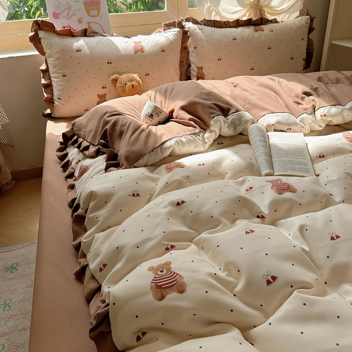 91家纺网 家纺一手货源 找家纺 韩巢家纺 2025新款针织双层纱花边款被套直播热销款四件套学生宿舍床单三件套-（提供卖家秀） 叮当熊