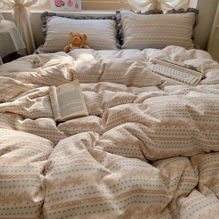 91家纺网 家纺一手货源 找家纺 韩巢家纺 2025新款针织双层纱花边款被套直播热销款四件套学生宿舍床单三件套-（提供卖家秀） 木昔