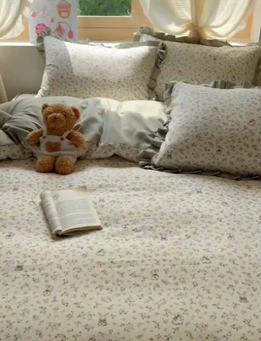 91家纺网 家纺一手货源 找家纺 韩巢家纺 2025新款针织双层纱花边款被套直播热销款四件套学生宿舍床单三件套-（提供卖家秀） 花田薇