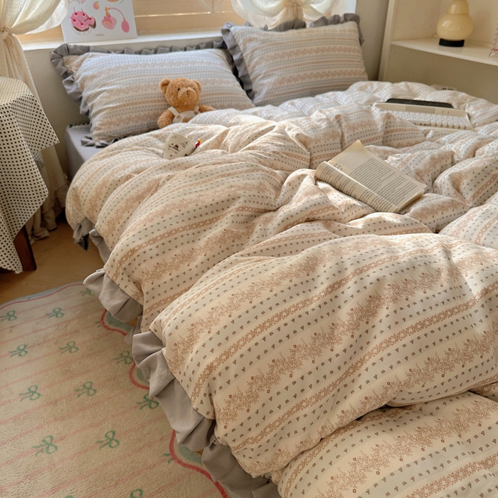 91家纺网 家纺一手货源 找家纺 韩巢家纺 2025新款针织双层纱花边款被套直播热销款四件套学生宿舍床单三件套-（提供卖家秀） 木昔