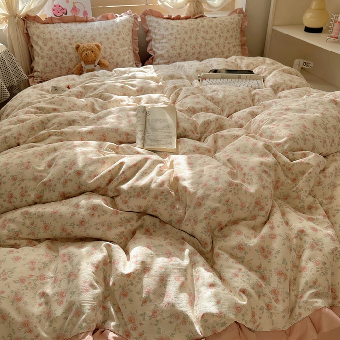 91家纺网 家纺一手货源 找家纺 韩巢家纺 2025新款针织双层纱花边款被套直播热销款四件套学生宿舍床单三件套-（提供卖家秀） 塞林娜米黄