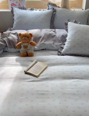 91家纺网 家纺一手货源 找家纺 韩巢家纺 2025新款针织双层纱花边款被套直播热销款四件套学生宿舍床单三件套-（提供卖家秀） 可爱多二