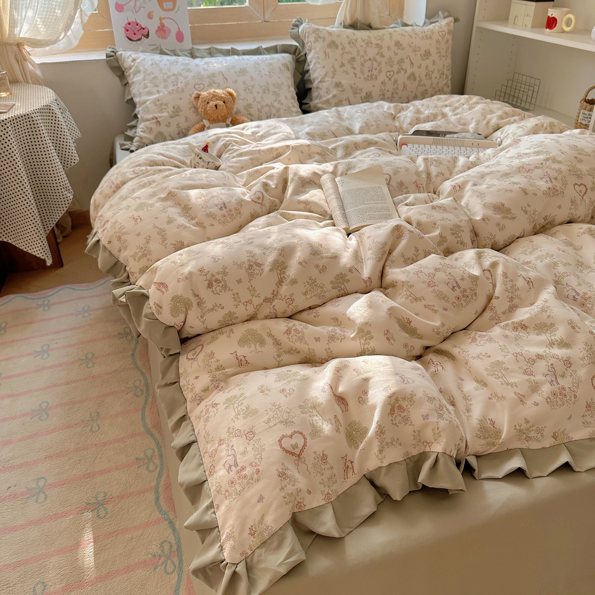 91家纺网 家纺一手货源 找家纺 韩巢家纺 2025新款针织双层纱花边款被套直播热销款四件套学生宿舍床单三件套-（提供卖家秀） 魔法森林