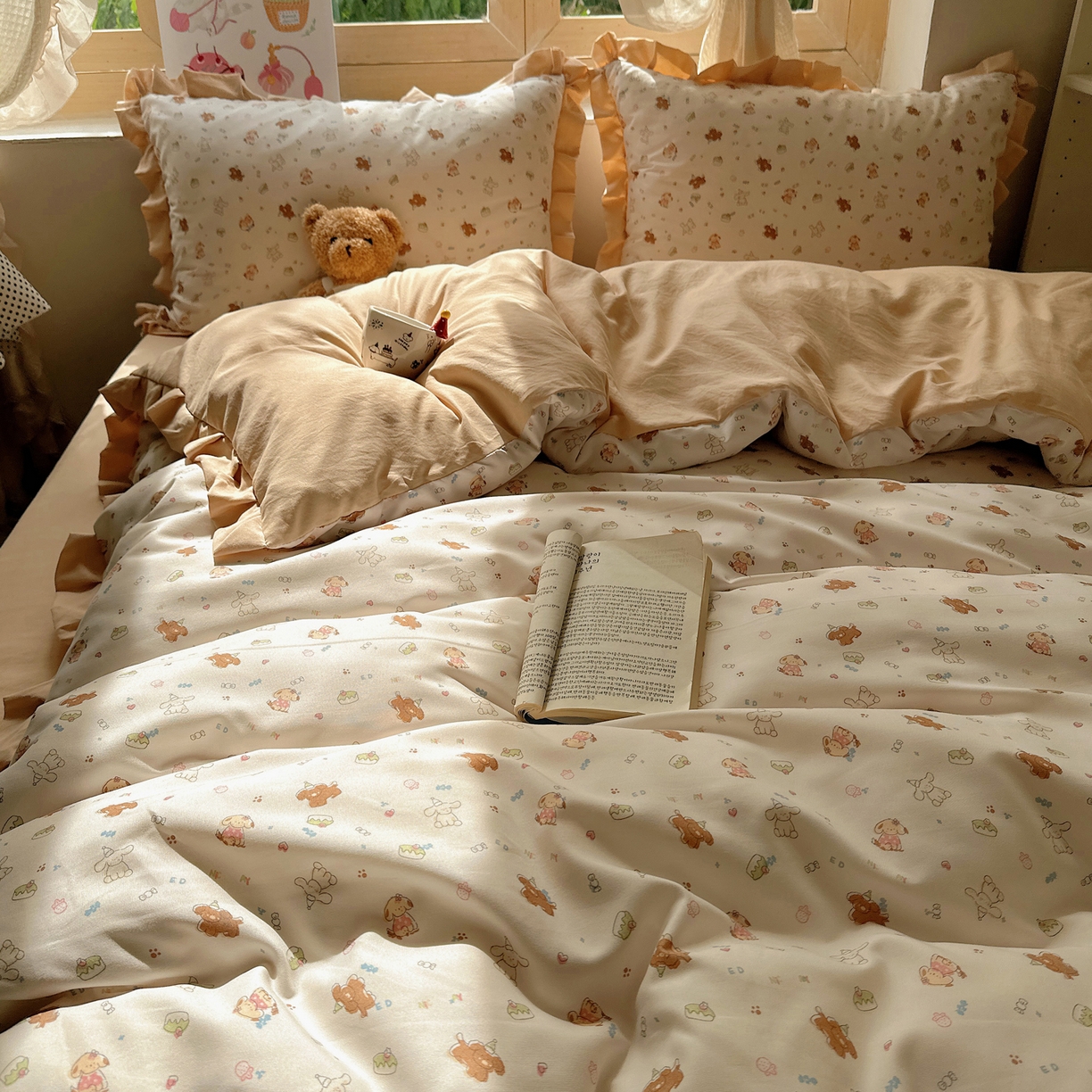 91家纺网 家纺一手货源 找家纺 韩巢家纺 2025新款针织双层纱花边款被套直播热销款四件套学生宿舍床单三件套-（提供卖家秀） 奶油狗