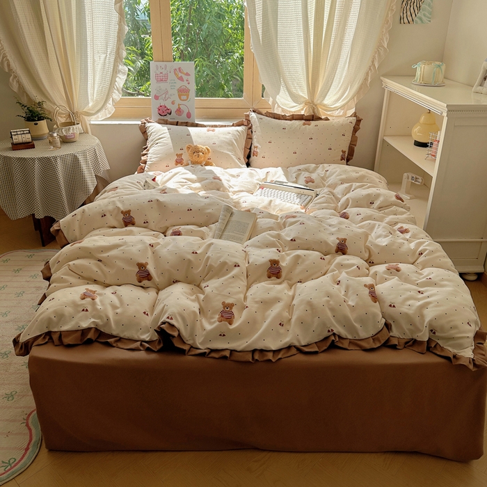 91家纺网 家纺一手货源 找家纺 韩巢家纺 2025新款针织双层纱花边款被套直播热销款四件套学生宿舍床单三件套-（提供卖家秀） 叮当熊