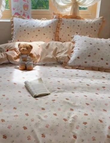 91家纺网 家纺一手货源 找家纺 韩巢家纺 2025新款针织双层纱花边款被套直播热销款四件套学生宿舍床单三件套-（提供卖家秀） 奶油狗