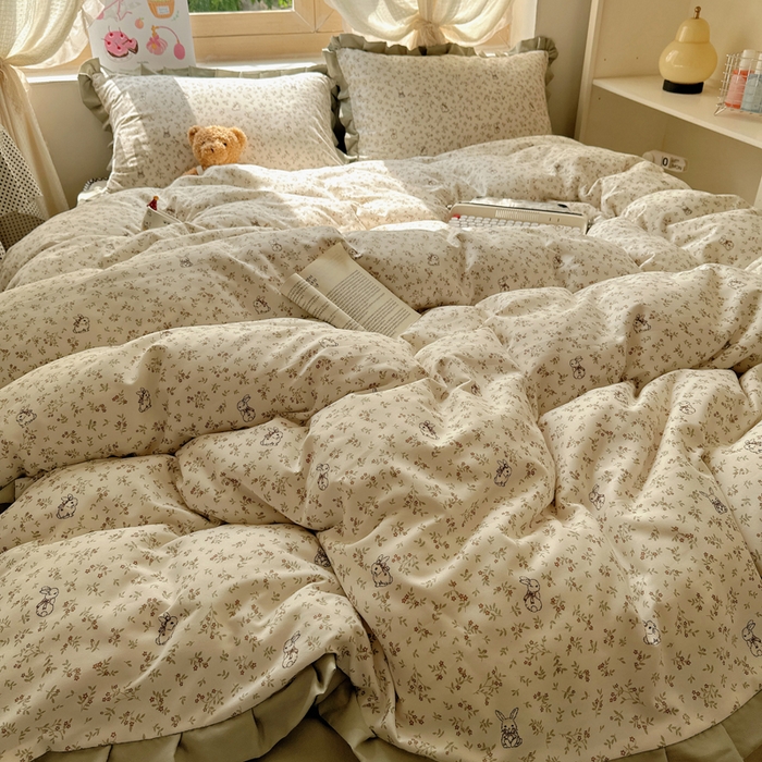 91家纺网 家纺一手货源 找家纺 韩巢家纺 2025新款针织双层纱花边款被套直播热销款四件套学生宿舍床单三件套-（提供卖家秀） 花田薇