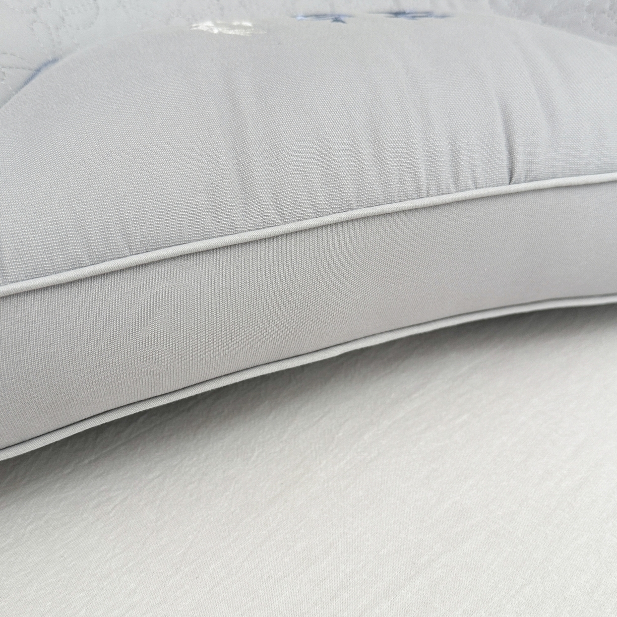 91家纺网 家纺一手货源 找家纺 羽凡居 2025新款亲肤荞皇枕头枕芯 灰色 48*74cm/只