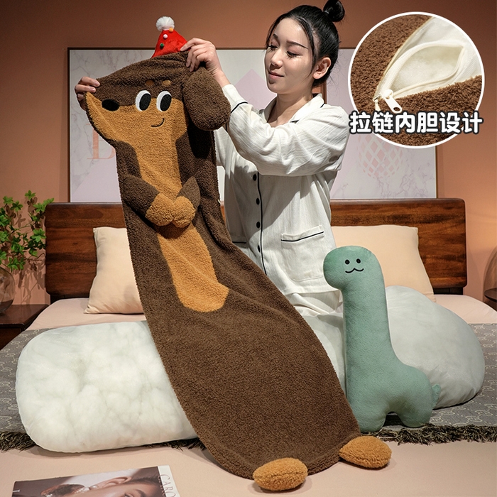 91家纺网 家纺一手货源 找家纺 （总）仟亿莱 2025春夏新款抱娃腊肠狗长条睡觉抱枕