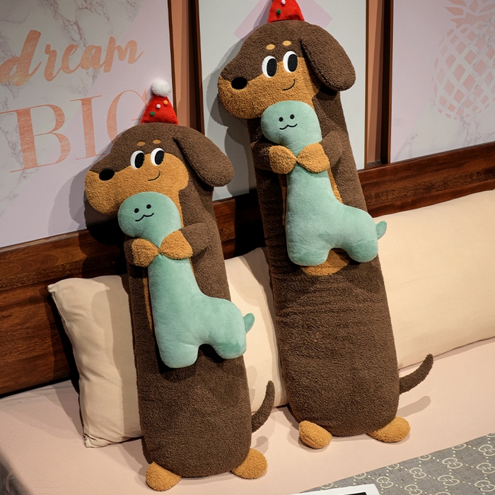 91家纺网 家纺一手货源 找家纺 （总）仟亿莱 2025春夏新款抱娃腊肠狗长条睡觉抱枕