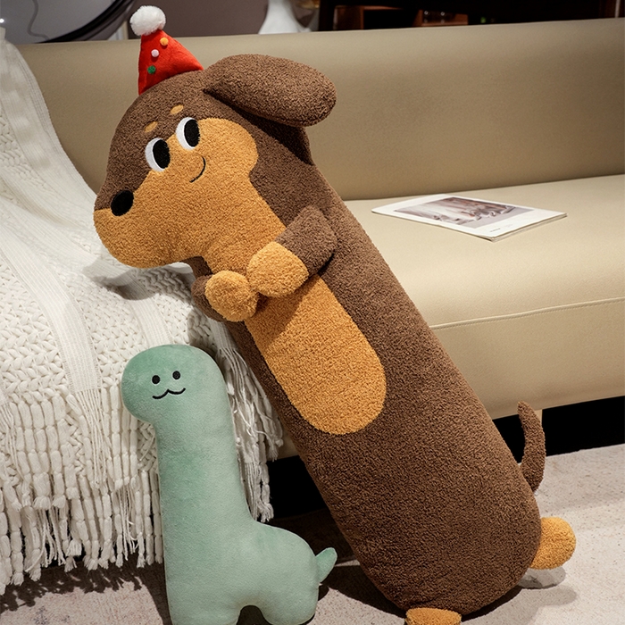 91家纺网 家纺一手货源 找家纺 （总）仟亿莱 2025春夏新款抱娃腊肠狗长条睡觉抱枕