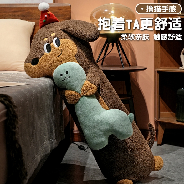 91家纺网 家纺一手货源 找家纺 仟亿莱 2025春夏新款抱娃腊肠狗长条睡觉抱枕 长条开心小恐龙