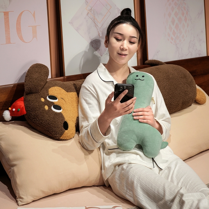 91家纺网 家纺一手货源 找家纺 仟亿莱 2025春夏新款抱娃腊肠狗长条睡觉抱枕 长条开心小恐龙