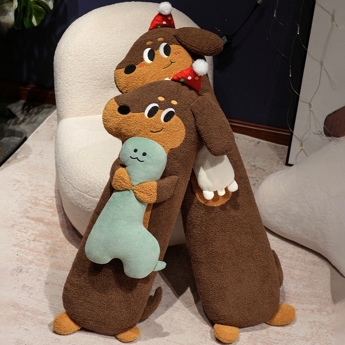 91家纺网 家纺一手货源 找家纺 仟亿莱 2025春夏新款抱娃腊肠狗长条睡觉抱枕 长条开心小恐龙