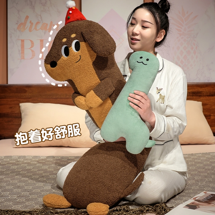 91家纺网 家纺一手货源 找家纺 仟亿莱 2025春夏新款抱娃腊肠狗长条睡觉抱枕 长条开心小恐龙