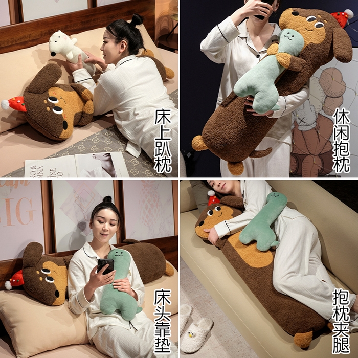 91家纺网 家纺一手货源 找家纺 仟亿莱 2025春夏新款抱娃腊肠狗长条睡觉抱枕 长条开心小恐龙