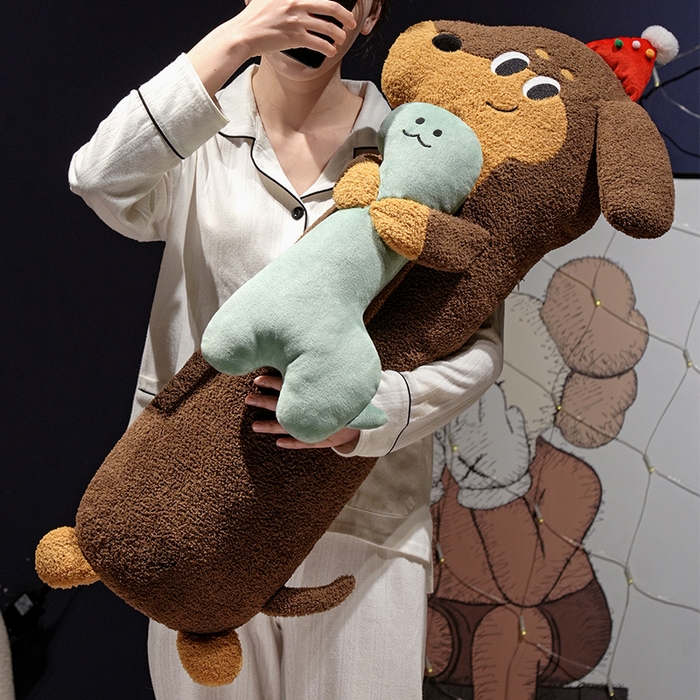 91家纺网 家纺一手货源 找家纺 仟亿莱 2025春夏新款抱娃腊肠狗长条睡觉抱枕 长条开心小恐龙