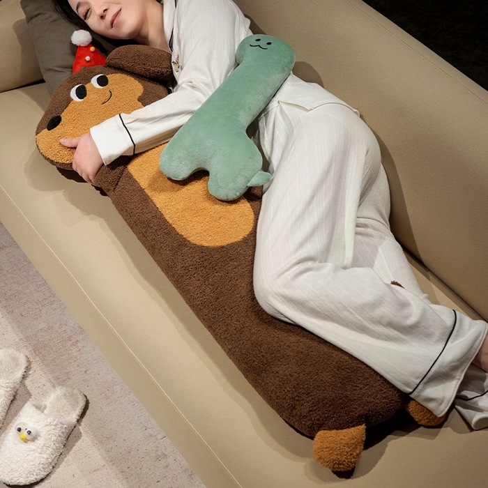 91家纺网 家纺一手货源 找家纺 仟亿莱 2025春夏新款抱娃腊肠狗长条睡觉抱枕 长条开心小恐龙