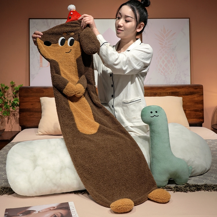 91家纺网 家纺一手货源 找家纺 仟亿莱 2025春夏新款抱娃腊肠狗长条睡觉抱枕 长条开心小恐龙