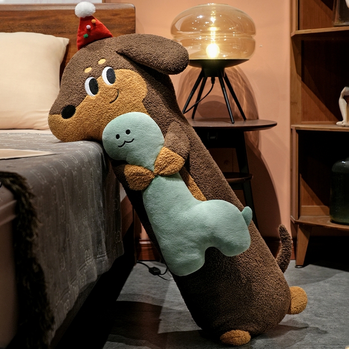 91家纺网 家纺一手货源 找家纺 仟亿莱 2025春夏新款抱娃腊肠狗长条睡觉抱枕 长条开心小恐龙