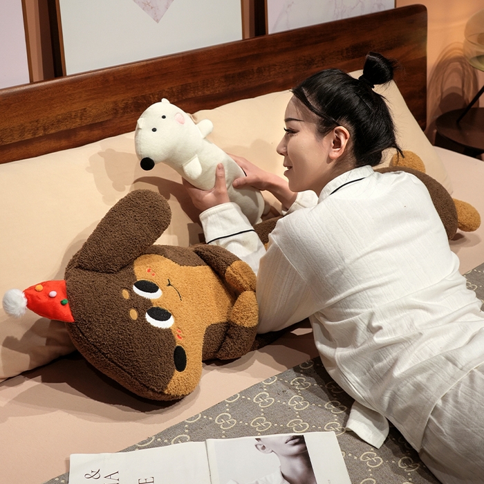 91家纺网 家纺一手货源 找家纺 仟亿莱 2025春夏新款抱娃腊肠狗长条睡觉抱枕 长条俏皮小熊