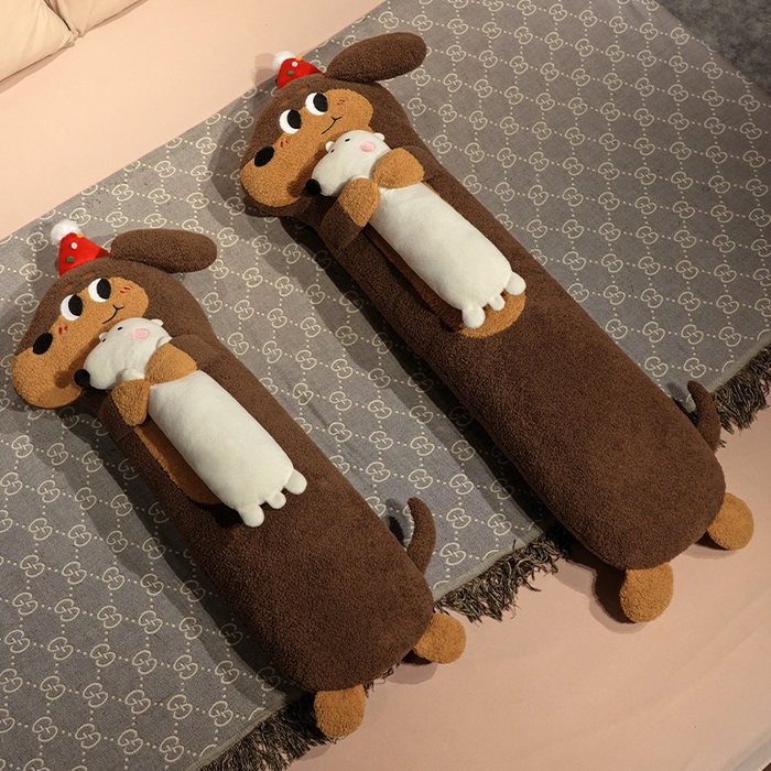 91家纺网 家纺一手货源 找家纺 仟亿莱 2025春夏新款抱娃腊肠狗长条睡觉抱枕 长条俏皮小熊