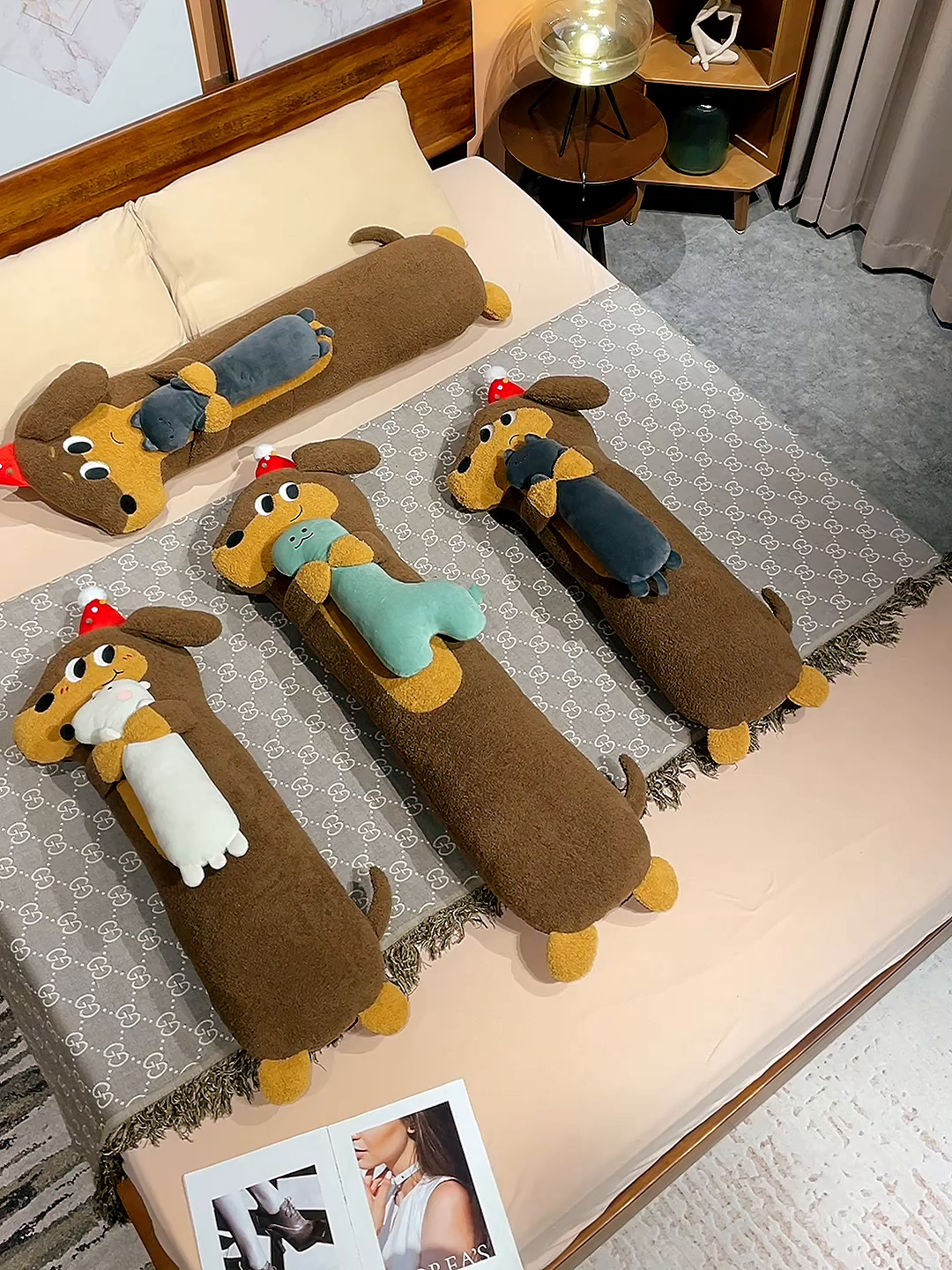 91家纺网 家纺一手货源 找家纺 仟亿莱 2025春夏新款抱娃腊肠狗长条睡觉抱枕 长条俏皮小熊