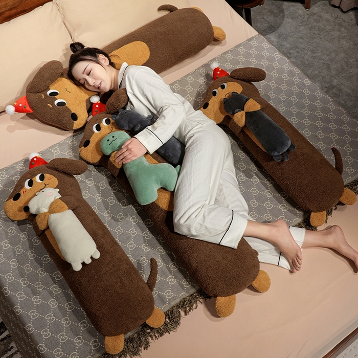 91家纺网 家纺一手货源 找家纺 仟亿莱 2025春夏新款抱娃腊肠狗长条睡觉抱枕 组合图仅供参考