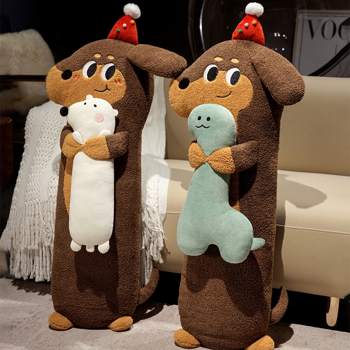 91家纺网 家纺一手货源 找家纺 仟亿莱 2025春夏新款抱娃腊肠狗长条睡觉抱枕 组合图仅供参考