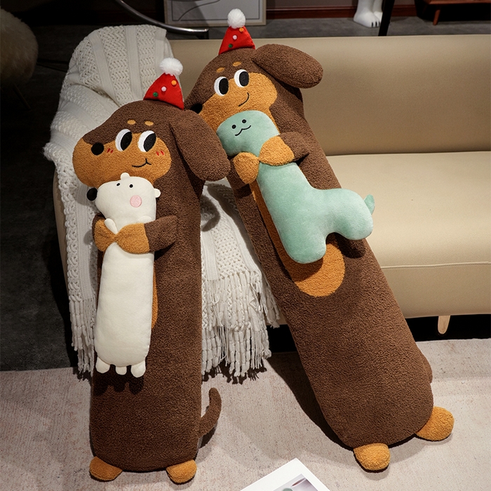 91家纺网 家纺一手货源 找家纺 仟亿莱 2025春夏新款抱娃腊肠狗长条睡觉抱枕 组合图仅供参考